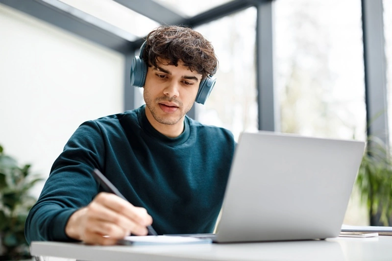 Tanulj naponta pár percet a mikrolearning segítségével – rugalmas, kompakt tartalom, amit bárhol és bármikor beilleszthetsz a napodba.